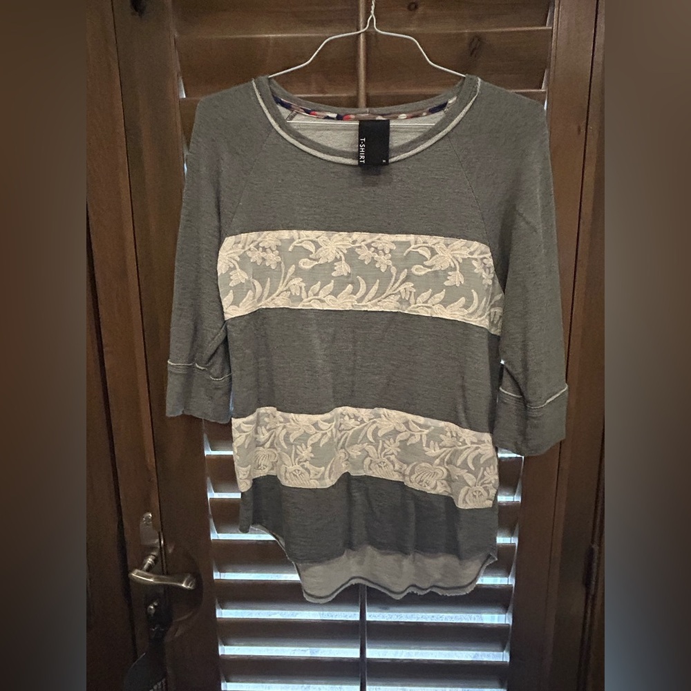 Anthropologie Dolan T-SHIRT Gray with cream embroidered panels. Size M. EUC.